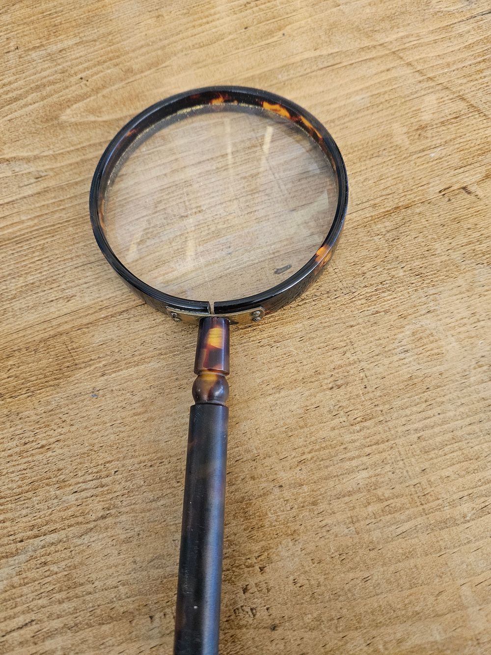 Lot 396 – Early 20th-century tortoiseshell-effect handheld magnifying glass