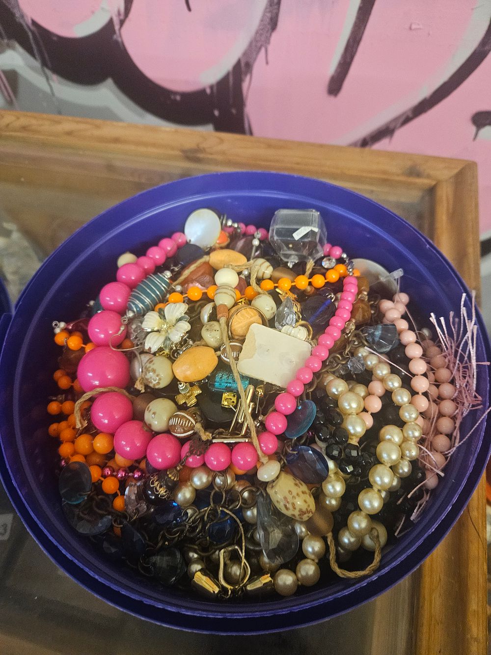 Lot 404 – An Assortment of Vintage and Modern Costume Jewellery
