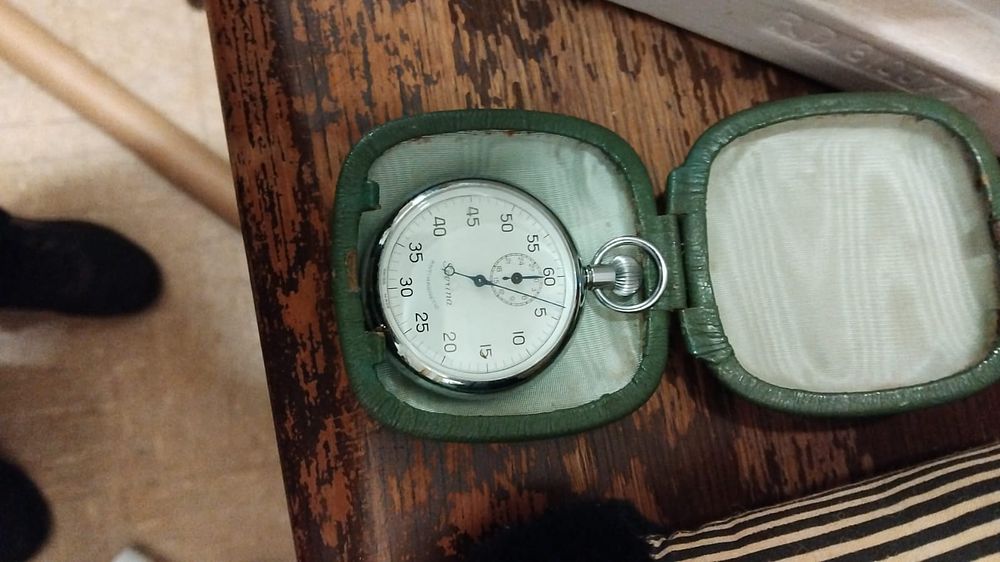 Lot 419a – A vintage Sperina Swiss mechanical open-face stopwatch with protective case