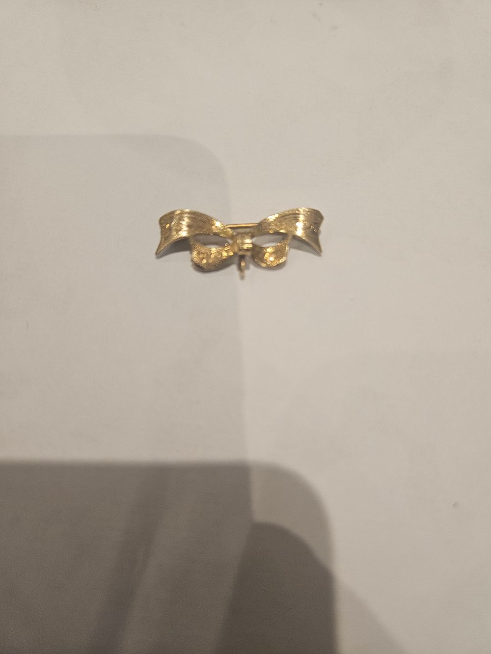 Lot 427 – A Vintage 9ct Yellow Gold Bow Brooch Attributed to Saunders and Shepherd 1.4grams
