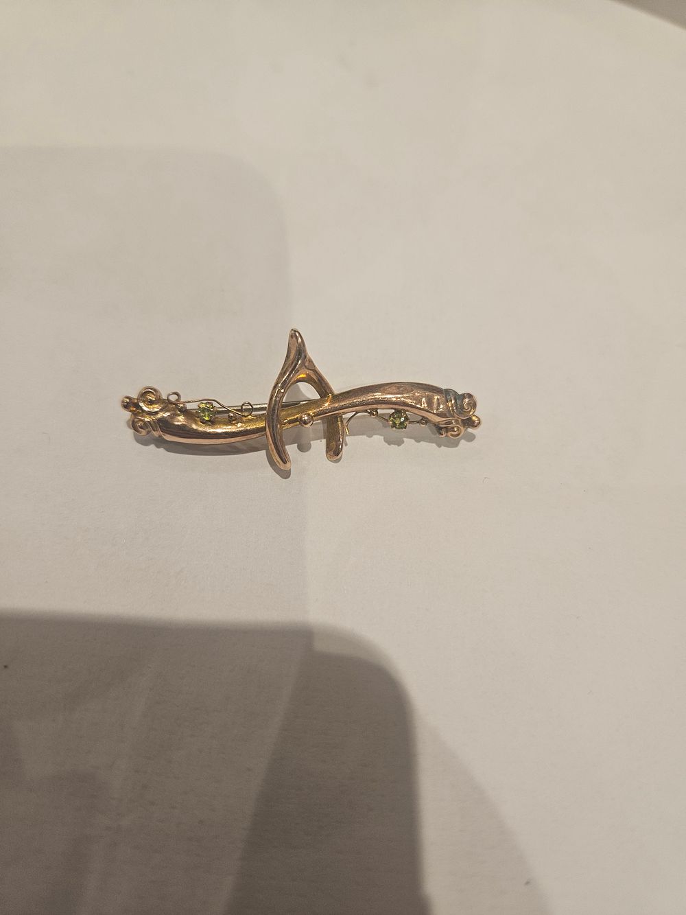Lot 428 – Antique Late Victorian Wishbone and Foliate Scroll Bar Brooch with Green Gemstones 9ct gold 1.4grams