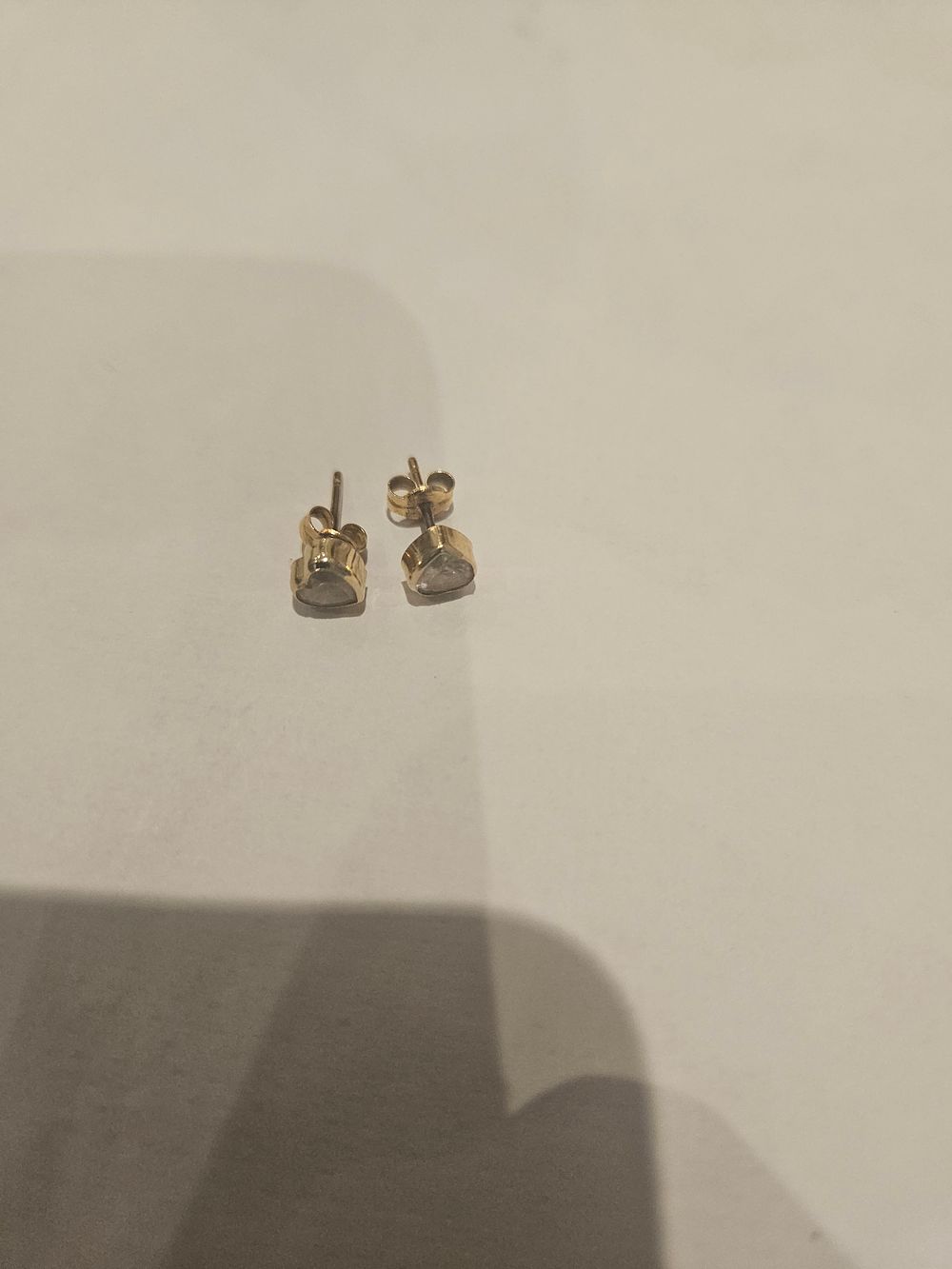 Lot 430 – A Pair of 9 carat gold and Heart-Shaped Clear Stone Stud Earrings 0.70grams