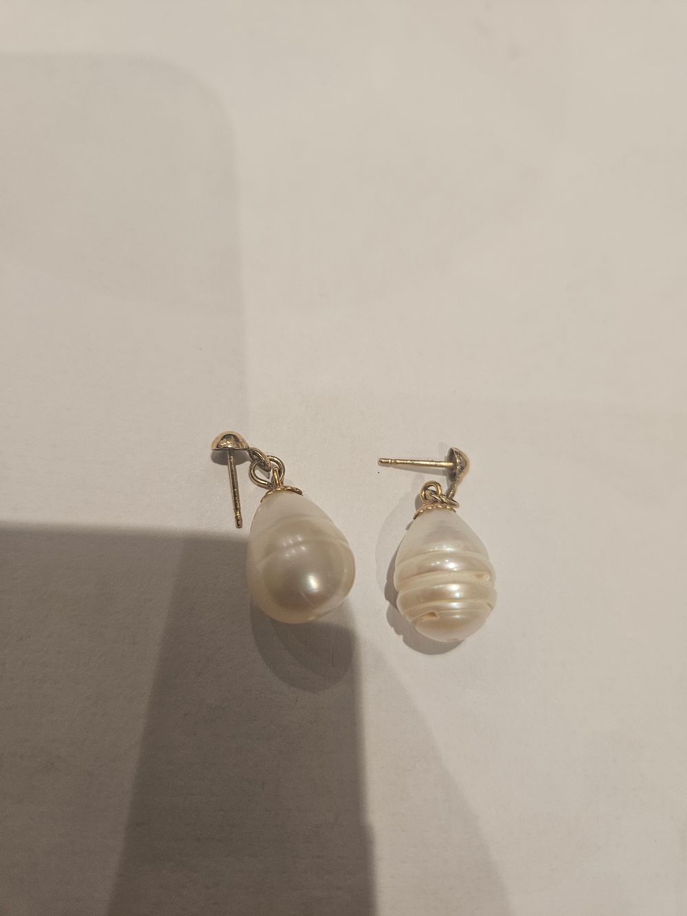 Lot 435 – A Pair of 9 ct gold and Baroque Cultured Pearl Drop Earrings 1.7 grams