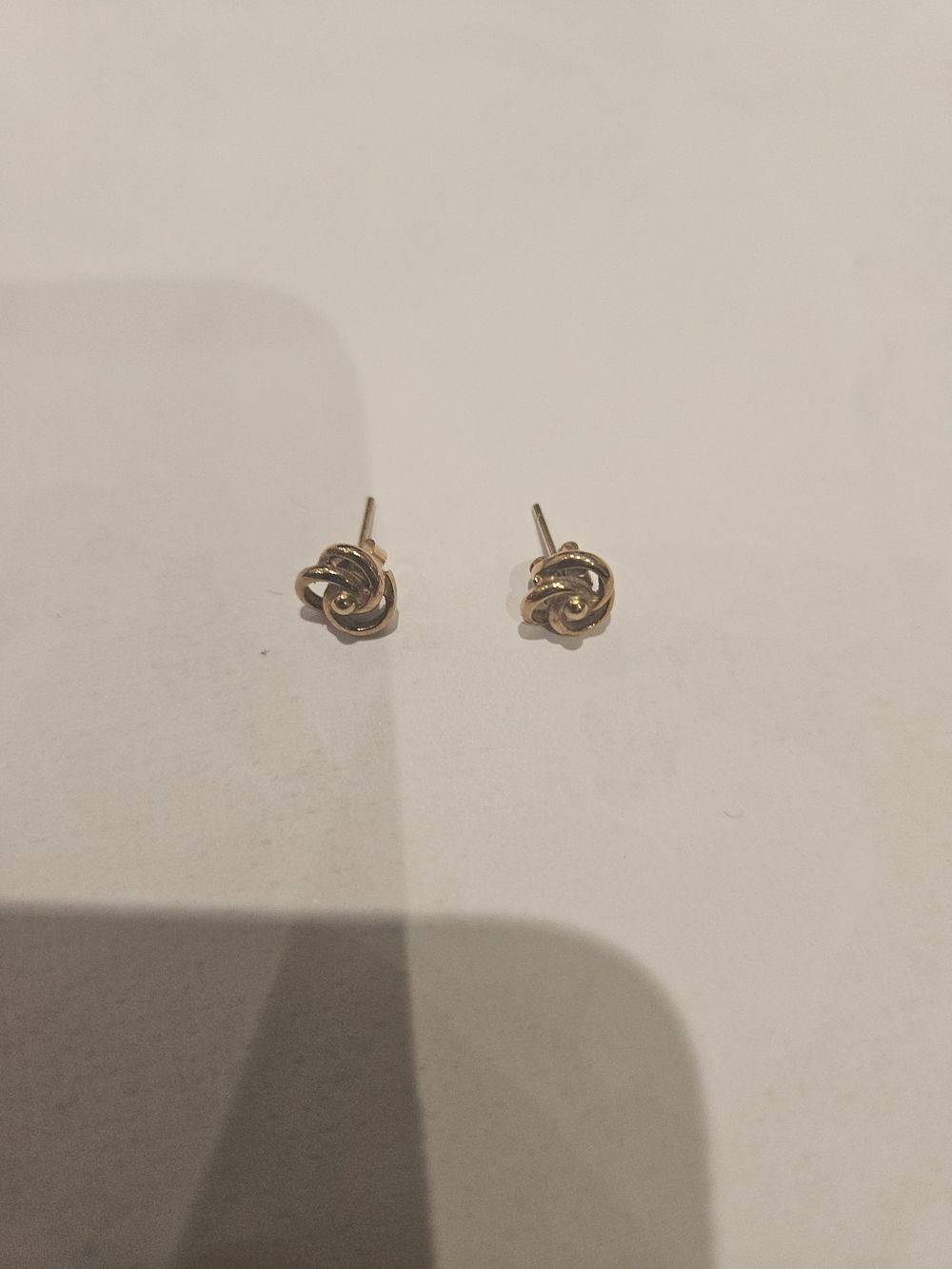 Lot 440 – A Pair of 9ct gold Love Knot Stud Earrings 0.9gramz