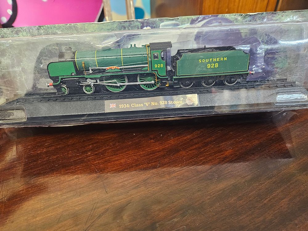 Lot 165 – 1/76 Scale Static Model Schools Class V No 928 Stowe Steam Locomotive and Tender
