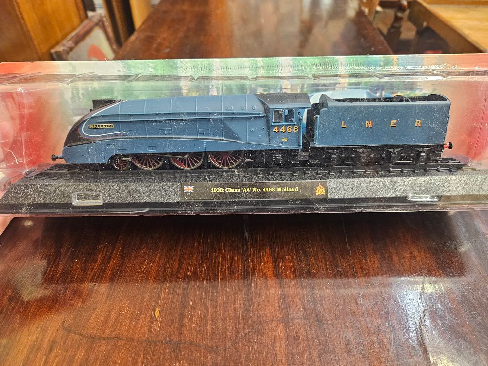 Lot 177 – LNER Class A4 No. 4468 Mallard Static Display Model