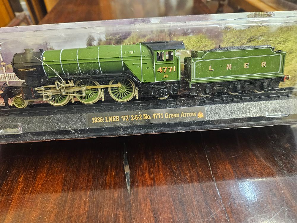 Lot 180 – 1/76 Scale Static Model Locomotive LNER Class V2 No. 4771 Green Arrow