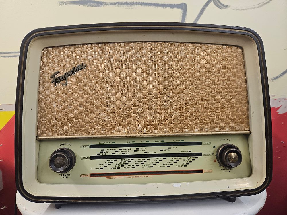 Lot 195 – Ferguson Model 382U Tabletop Valve Radio