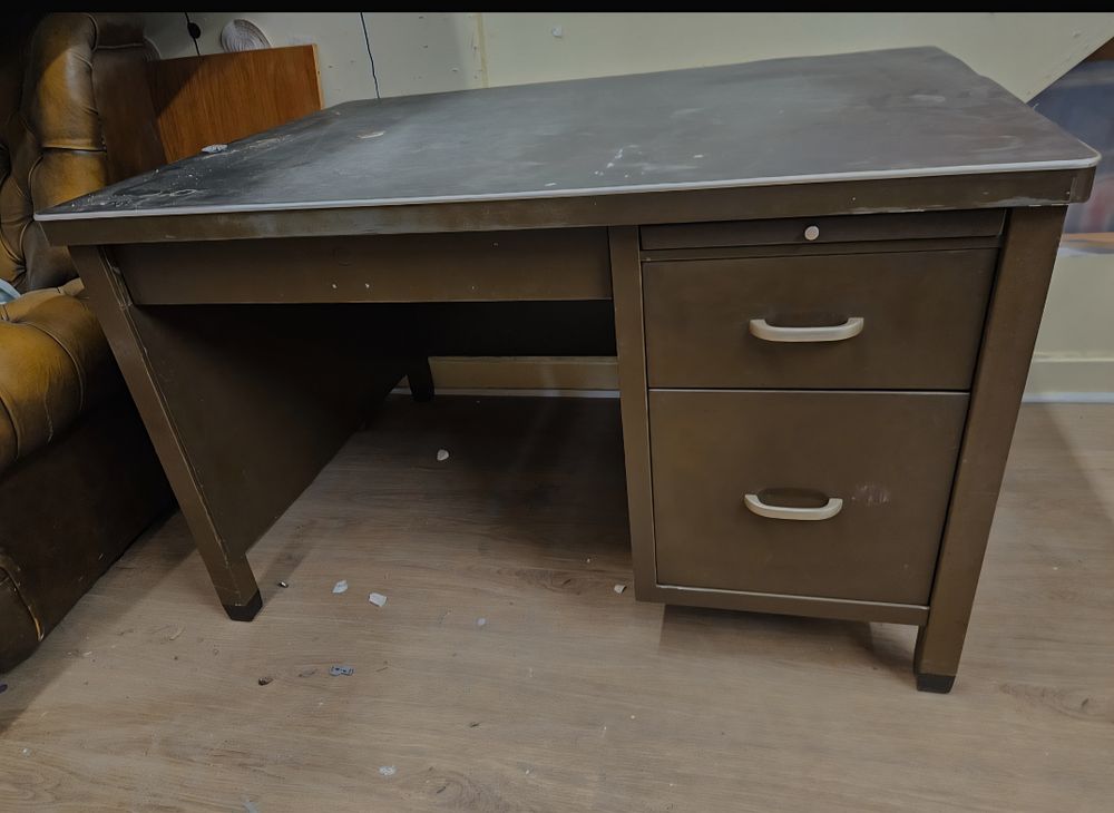 Lot 206 – A Mid-Century Industrial Metal Single-Pedestal Tanker Desk