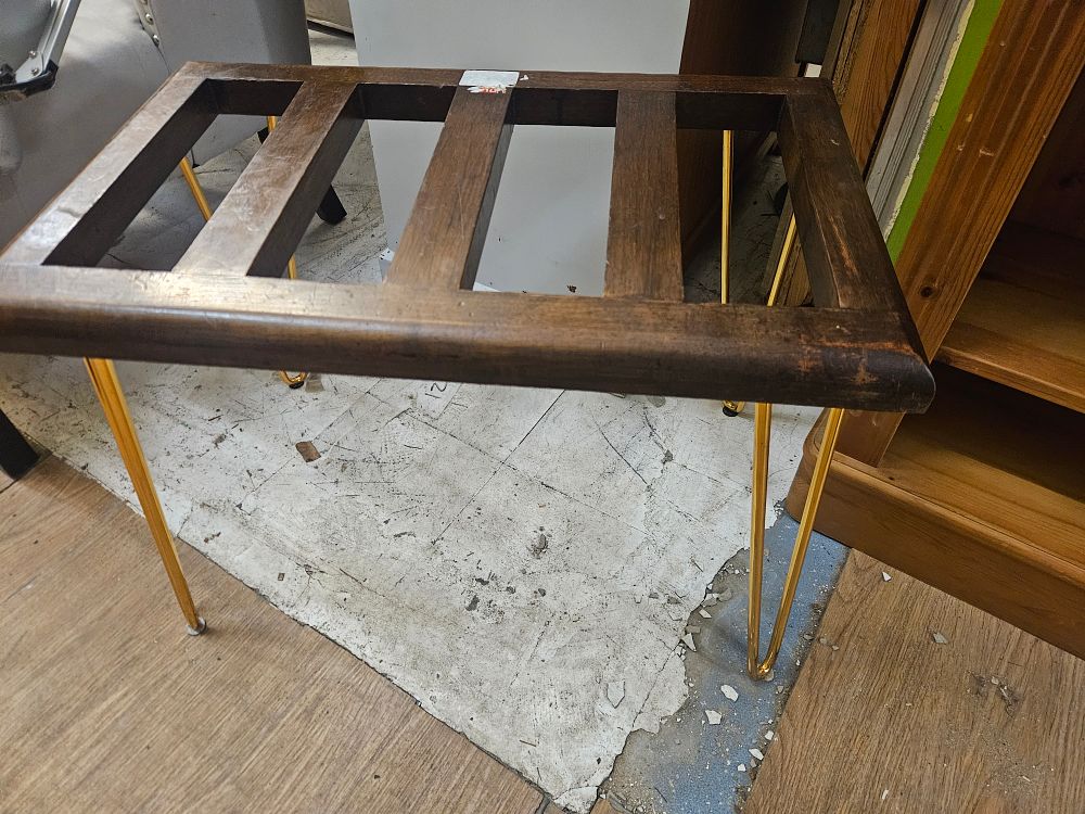 Lot 263 – A Mid-Century Modern Slatted Wood Occasional Table on Gold-Tone Hairpin Legs