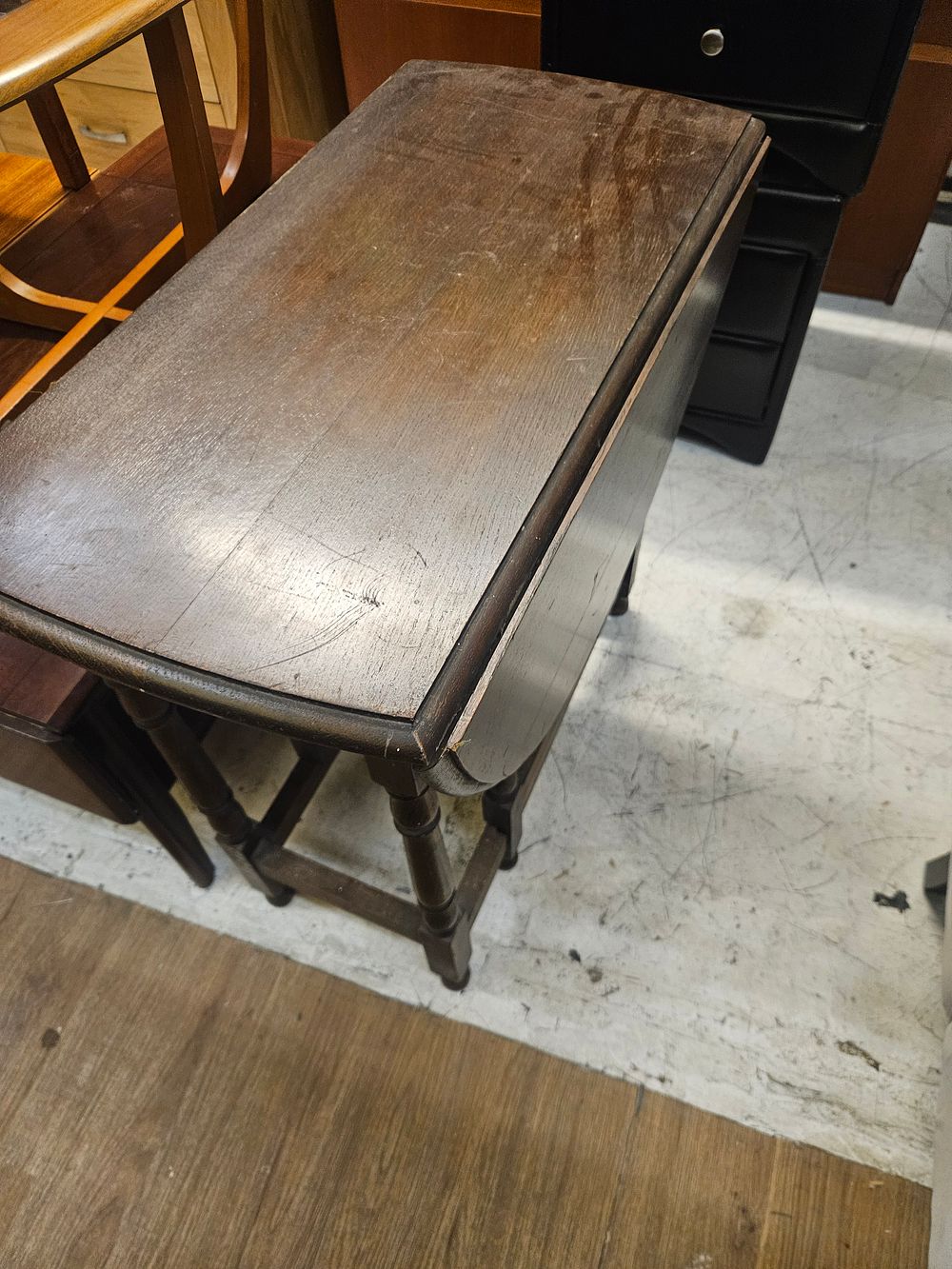 Lot 269 – An English Oak Gateleg Drop-Leaf Table in the 17th Century Style