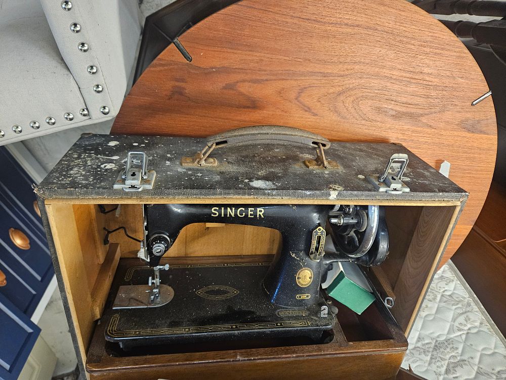 Lot 270 – A Singer Model 99 Portable Electric Sewing Machine