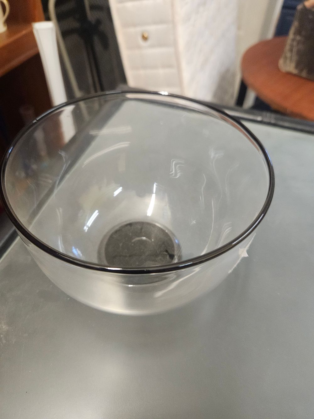 Lot 282 – A 20th-century clear glass bowl with internal optic ripples
