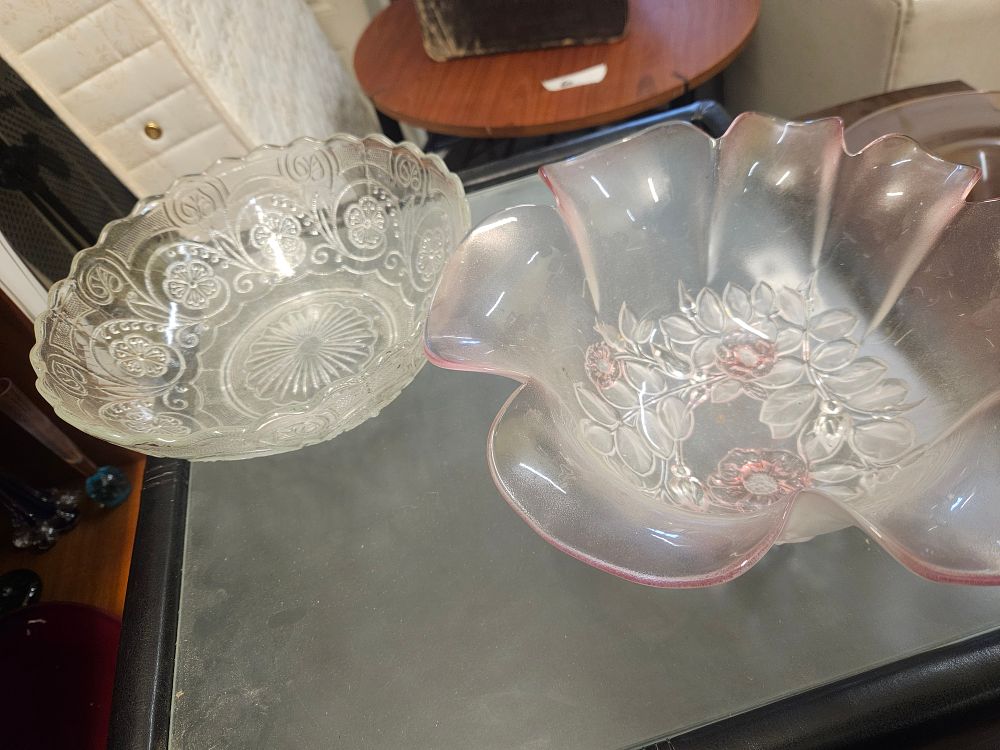 Lot 286 – A Trio of Decorative Glass and Ceramic Items including a Rosella Pattern Bowl