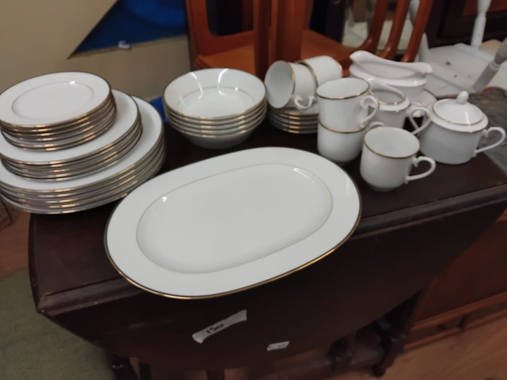 Lot 170 – A Noritake RC Charlotta Gold Pattern Porcelain Dinner and Tea Service