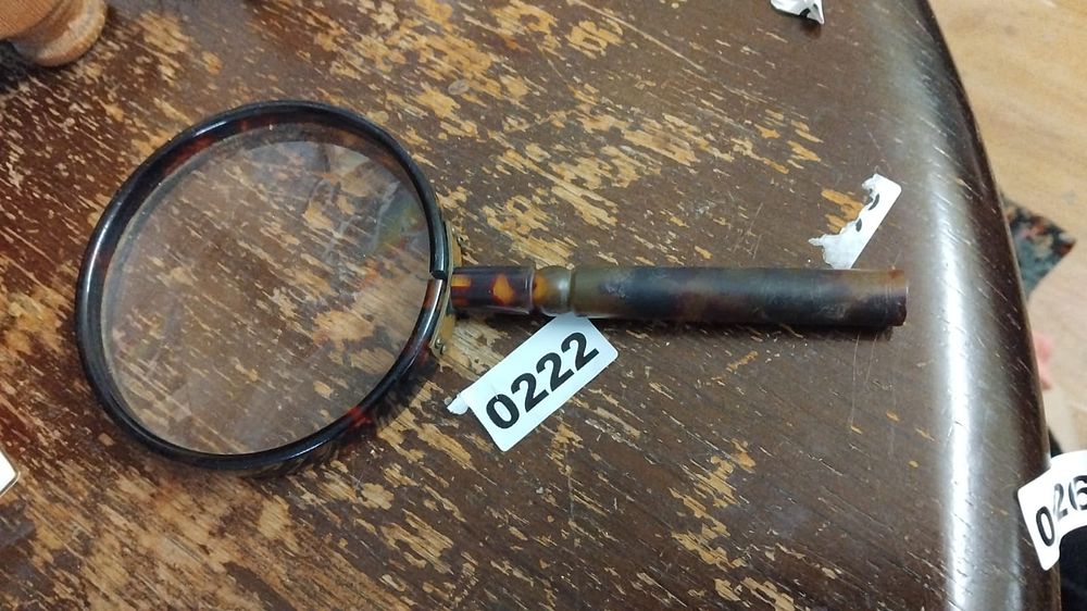 Lot 222 – An early 20th-century faux tortoiseshell magnifying glass
