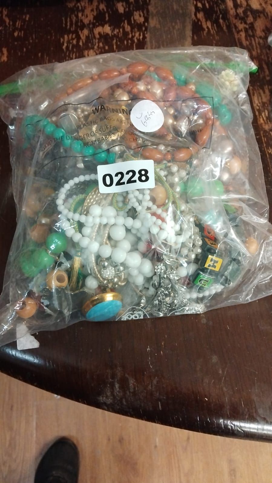 Lot 228 – An Assortment of Vintage and Modern Costume Jewellery