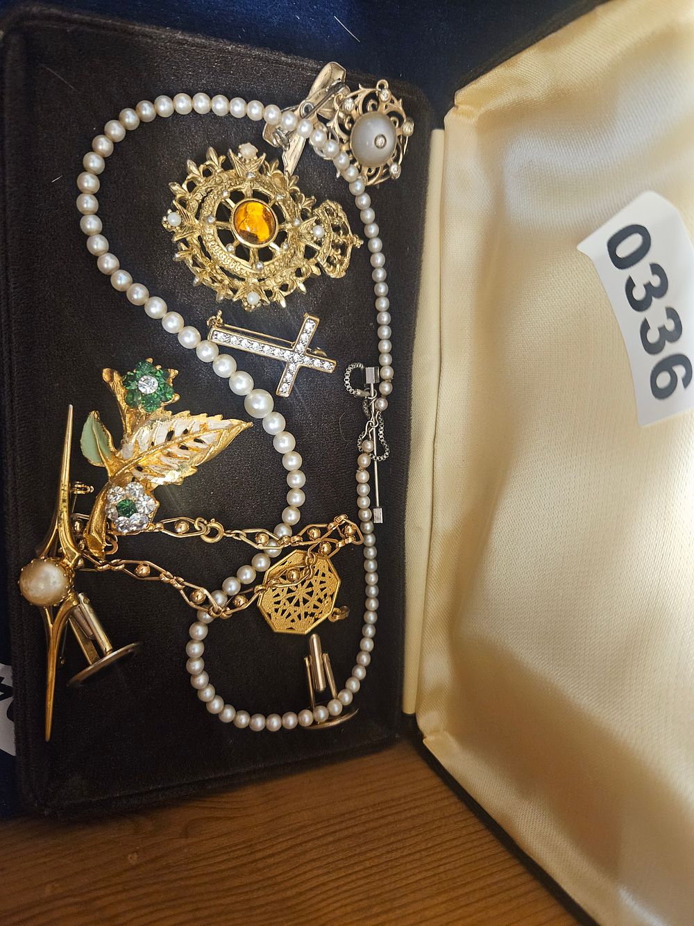 Lot 336 – An Assortment of 20th-Century Costume Jewellery
