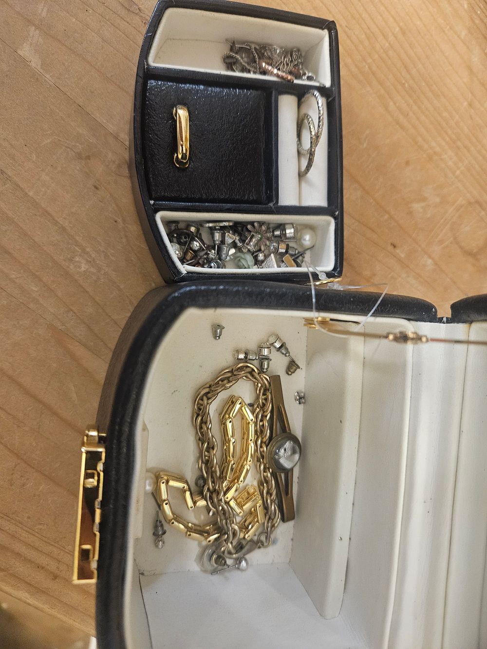 Lot 339 – A Collection of Costume Jewellery