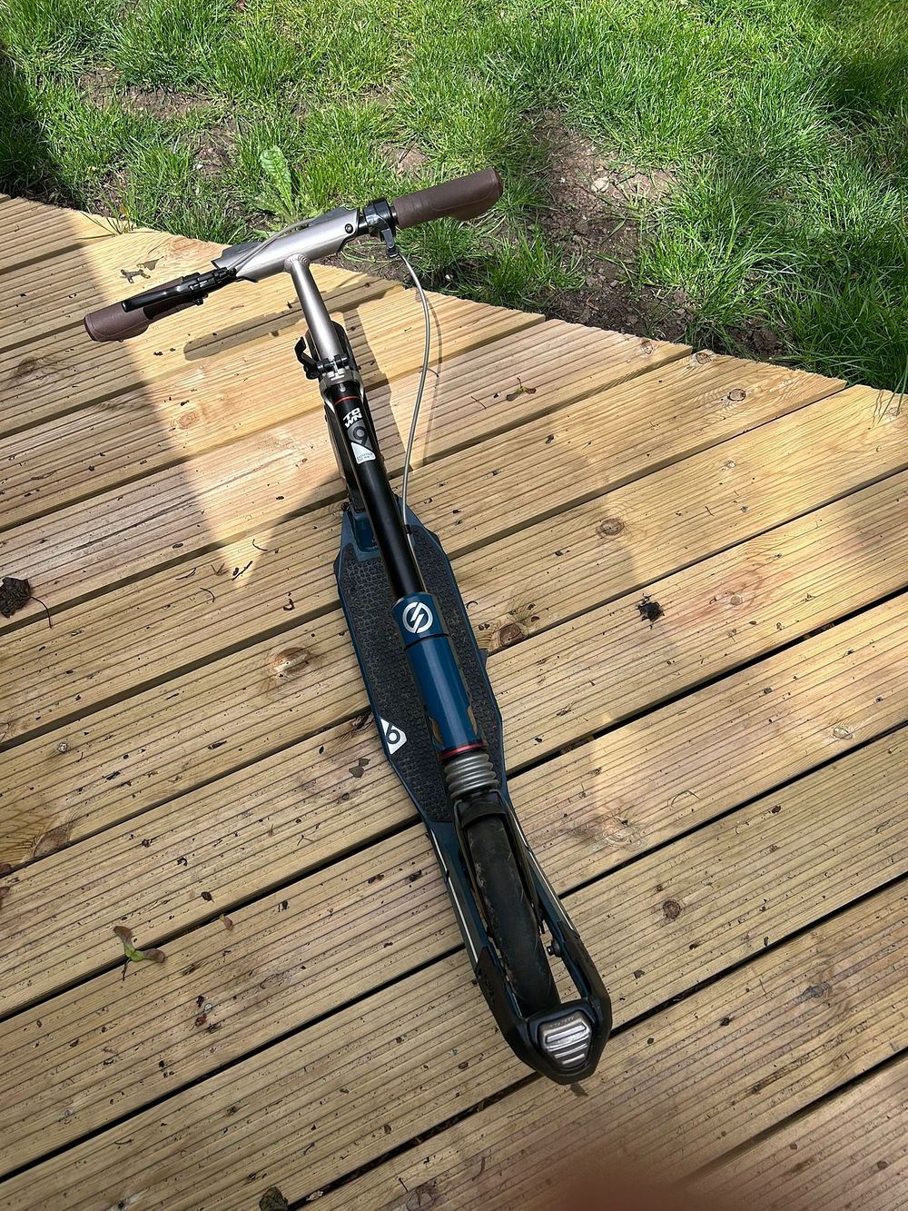 Lot 250a – blue Decathlon Oxelo Town 9 EF adult scooter