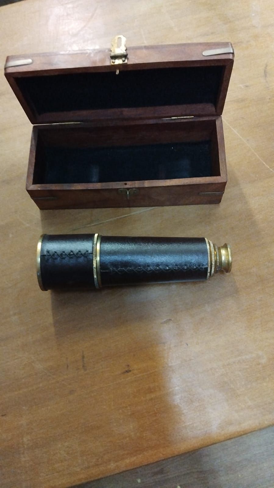 Lot 184 – A modern brass and leather-wrapped single-draw telescope in wooden presentation box
