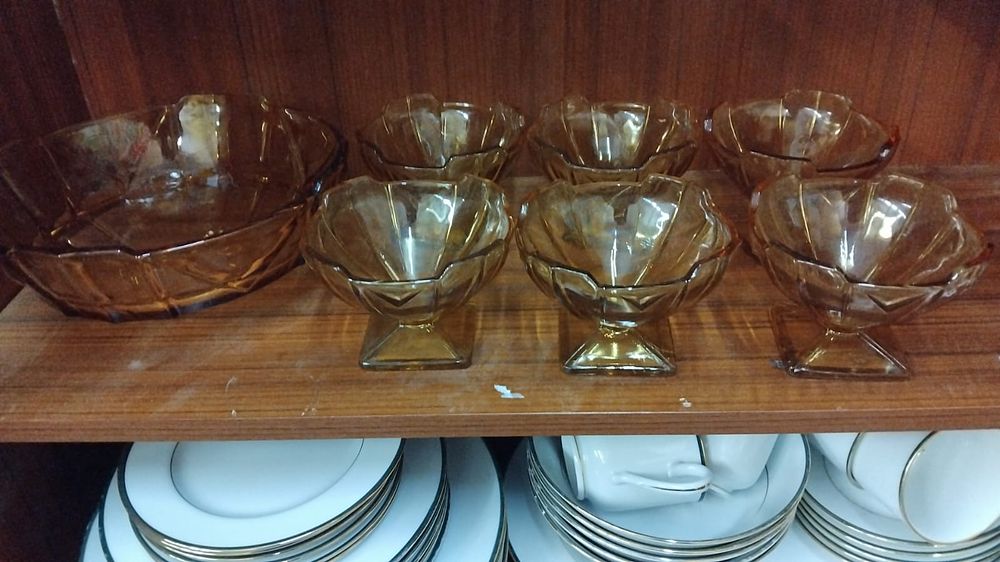 Lot 196 – A Set of Art Deco Amber Pressed Glass Dessert Bowls