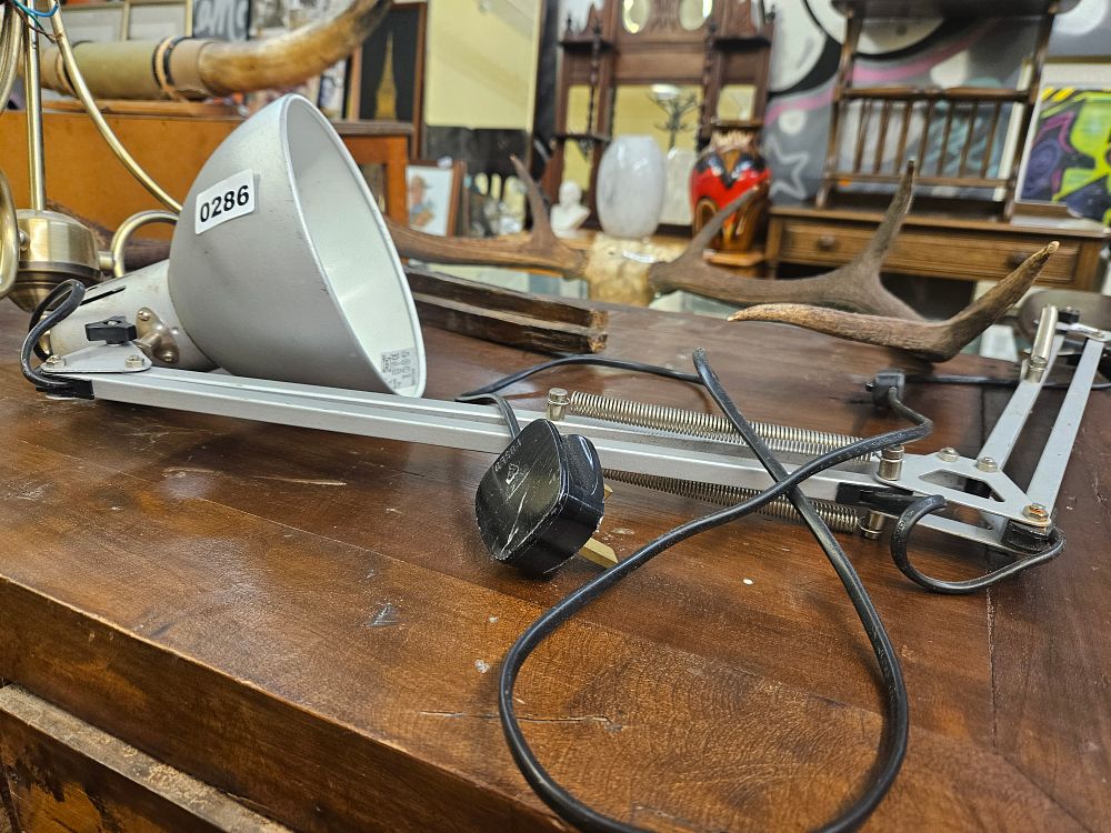 Lot 286 – An adjustable architect style desk lamp in the style of Anglepoise