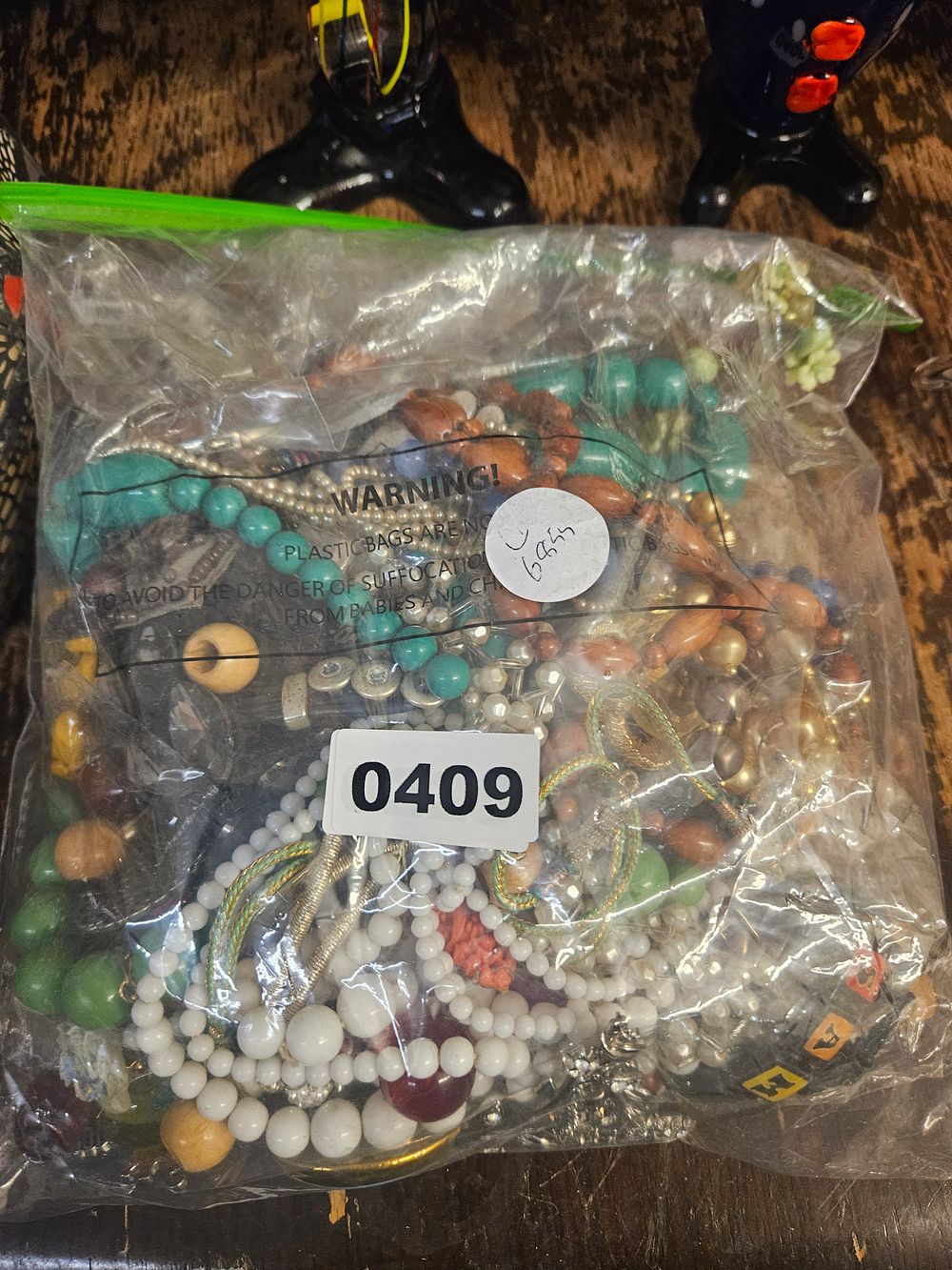 Lot 409 – An Assortment of Vintage and Contemporary Costume Jewellery