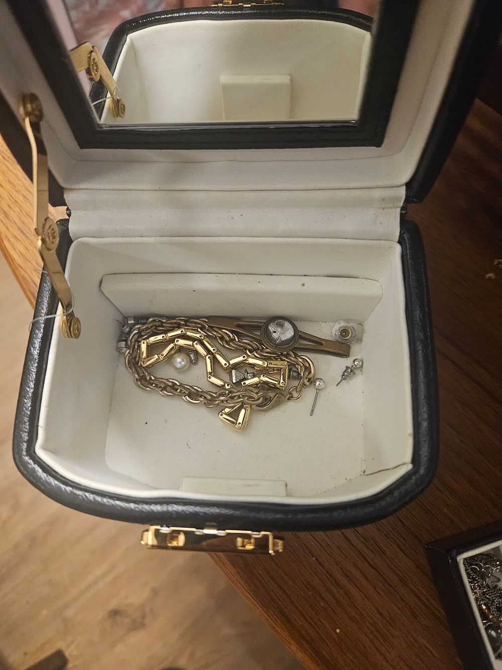 Lot 420 – An Assortment of Yellow and White Metal Jewellery in a Black Textured Travel Case