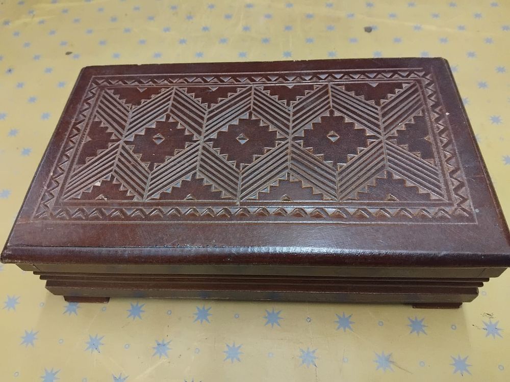 Lot 249 – Vintage Chip-Carved Wooden Pop-up Cigarette Dispenser Box