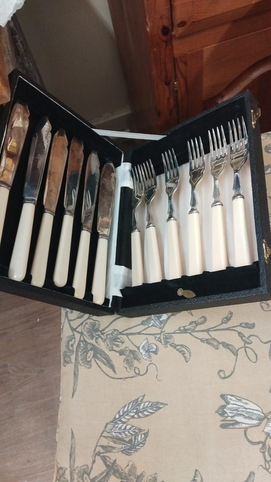 Lot 275 – A Cased Twelve-Piece Silver-Plated Fish Service for Six
