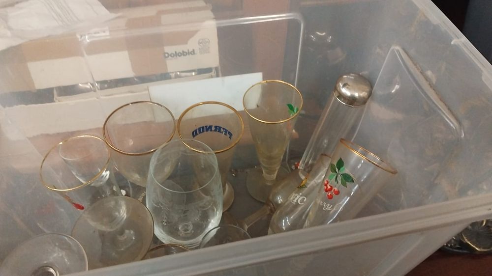 Lot 282 – An Assortment of Vintage Promotional and Decorative Glassware