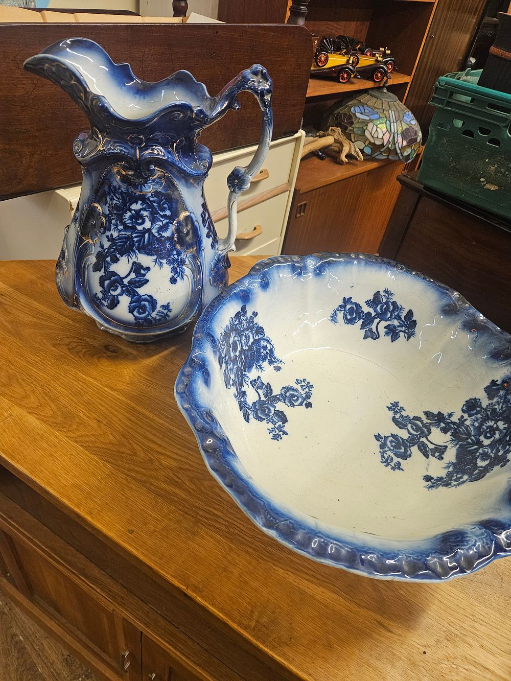 Lot 184 – A Pair of Late Victorian Flow Blue and Gilt Earthenware Washstand Items af
