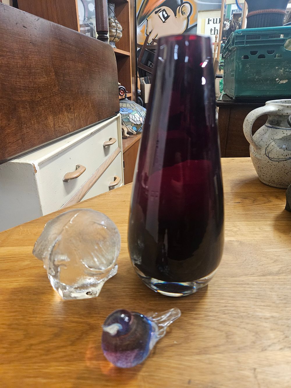 Lot 186 – A Trio of Scandinavian and European Art Glass comprising a Large Vase and Two Animal Figurines