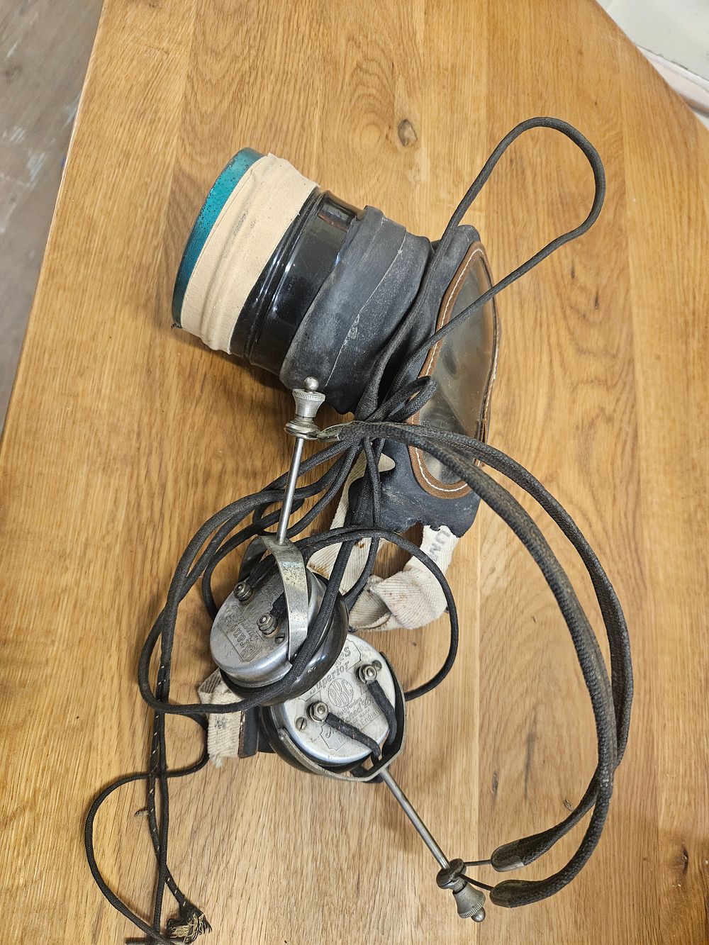 Lot 187 – A Brandes Superior Radio Headset and a Panoramic Respirator