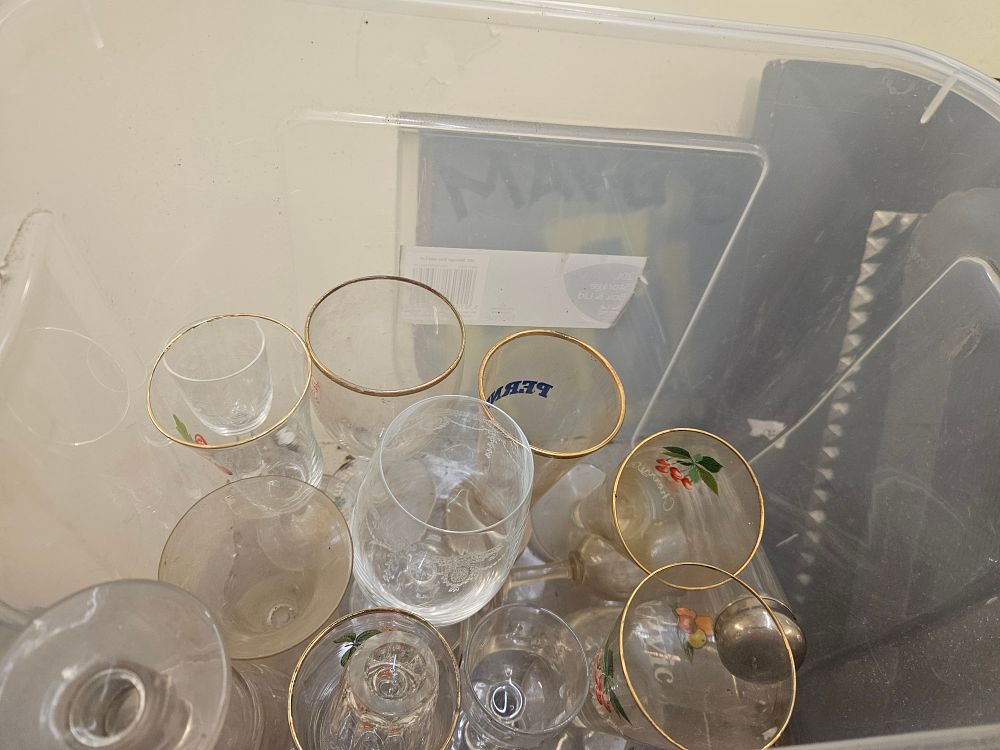 Lot 206 – A Collection of approximately twelve pieces of assorted vintage glassware including branded promotional barware and gold-toned rimmed stemware