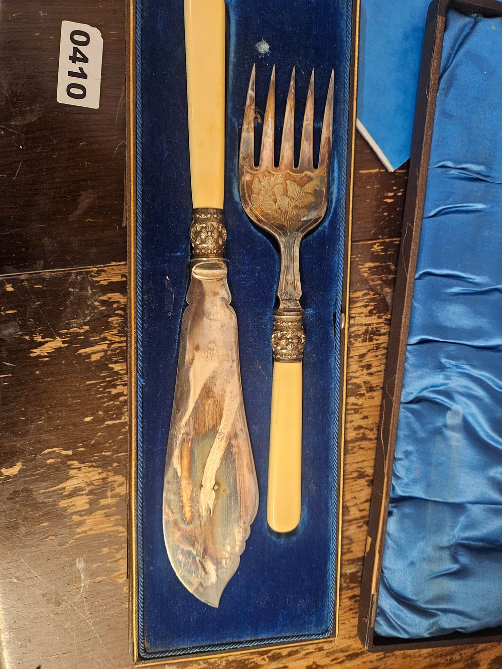 Lot 215 – A Cased Late Victorian Silver-Plated Fish Serving Set