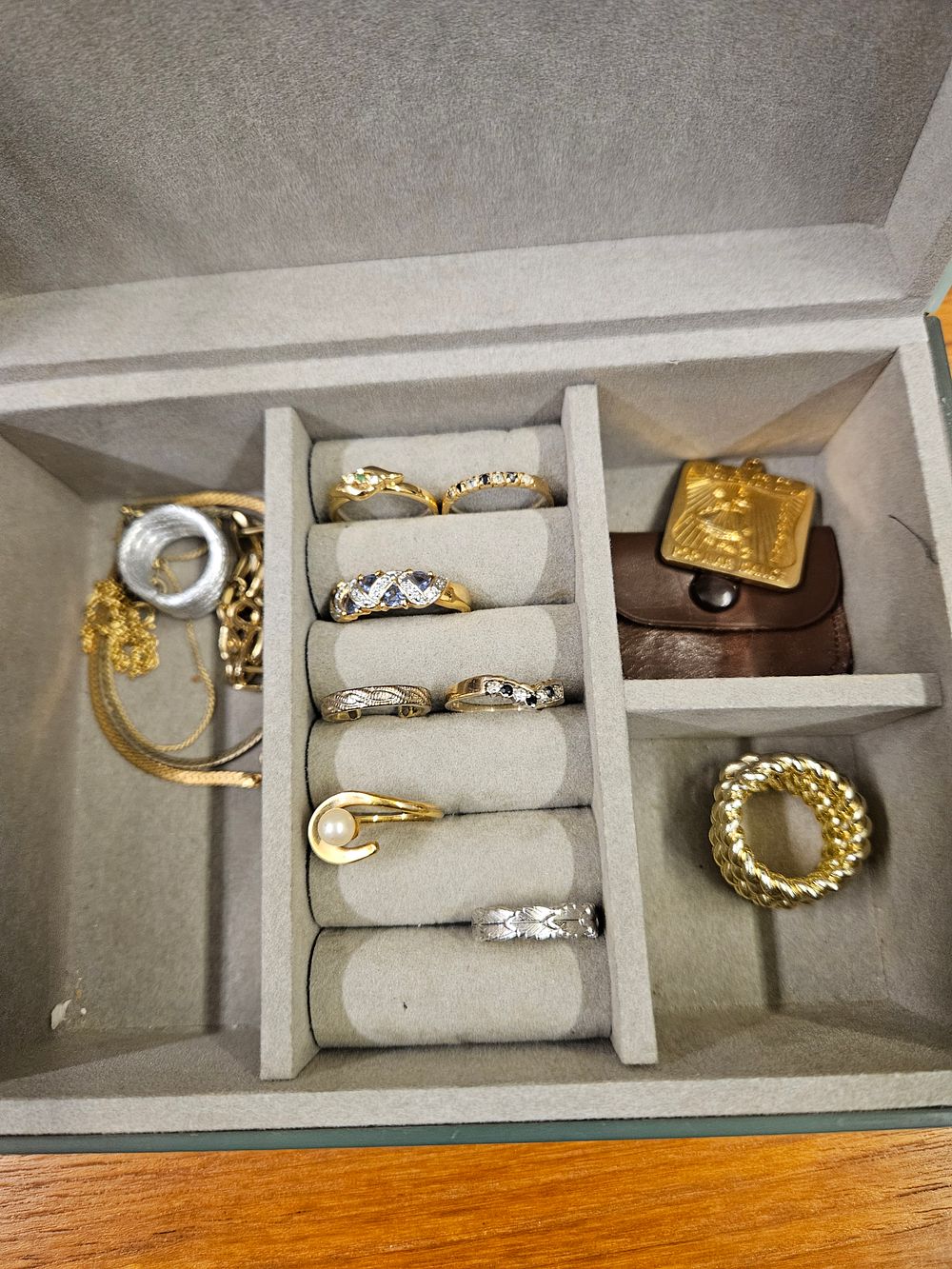Lot 257 – A Collection of Yellow and White Metal Jewellery in an Attributed Mele and Co Mirrored Box