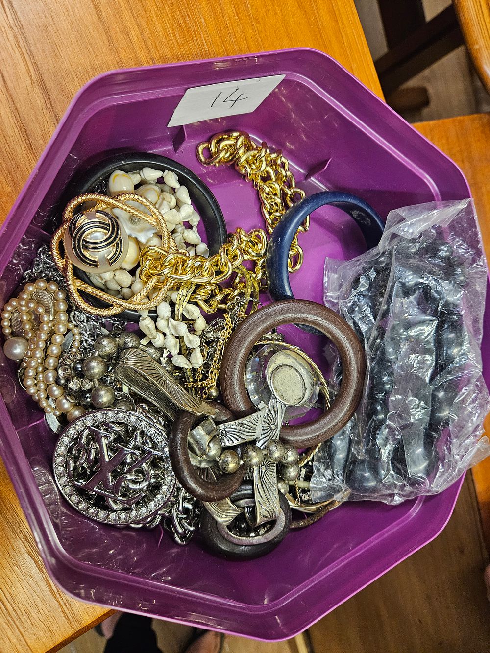 Lot 271 – An Assortment of Contemporary and Vintage Costume Jewellery
