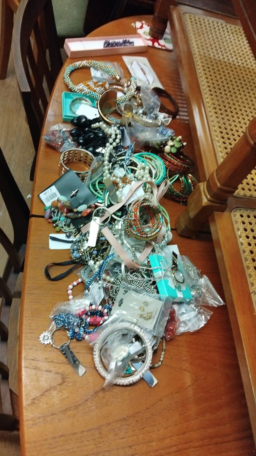 Lot 285 – An Assortment of Contemporary and Vintage Costume Jewellery and Accessories