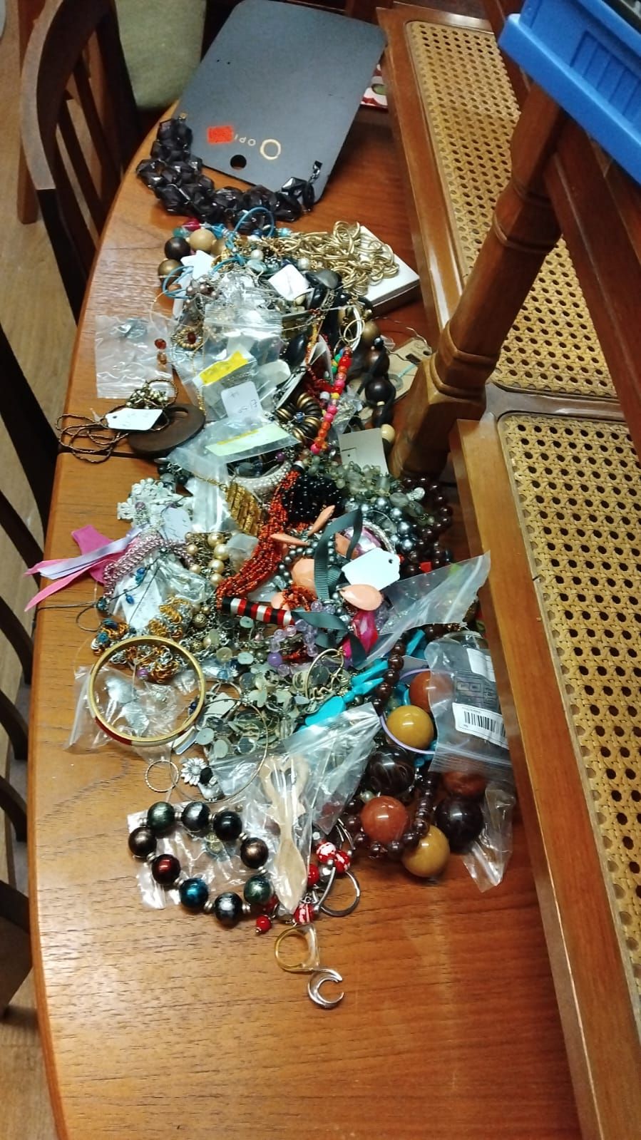 Lot 286 – A Large Assortment of Miscellaneous Costume Jewellery and Beaded Items