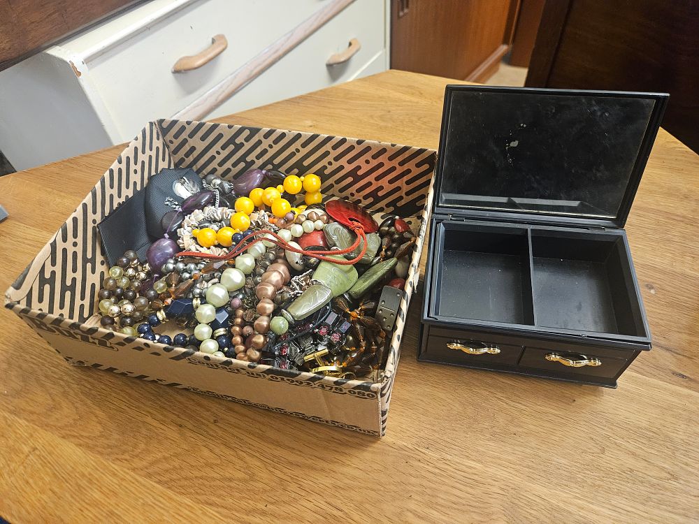 Lot 289 – An Assortment of Vintage and Contemporary Costume Jewellery and a Black Jewellery Box