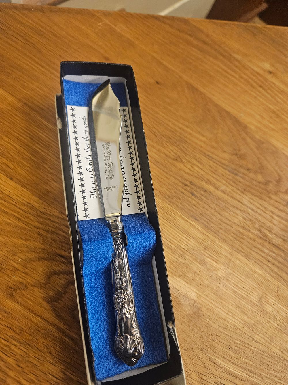 Lot 294 – A Sheffield Sterling Silver Handled Butter Knife in Presentation Box