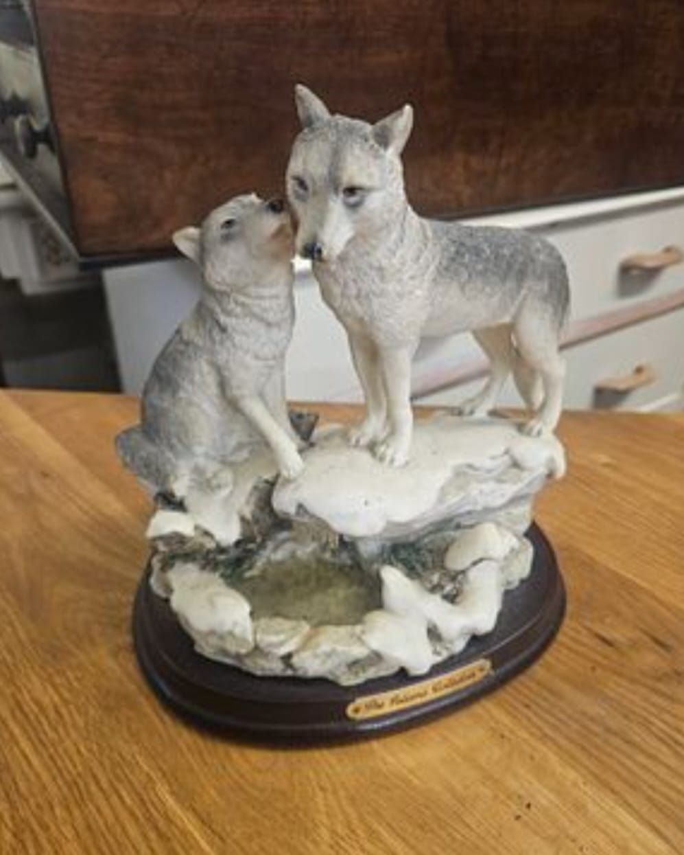 Lot 155 – A Leonardo Collection Figurine of Two Grey Wolves