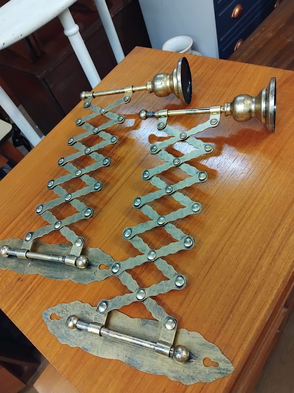 Lot 169 – A Pair of Vintage Style Brass Toned Extendable Concertina Wall Sconces