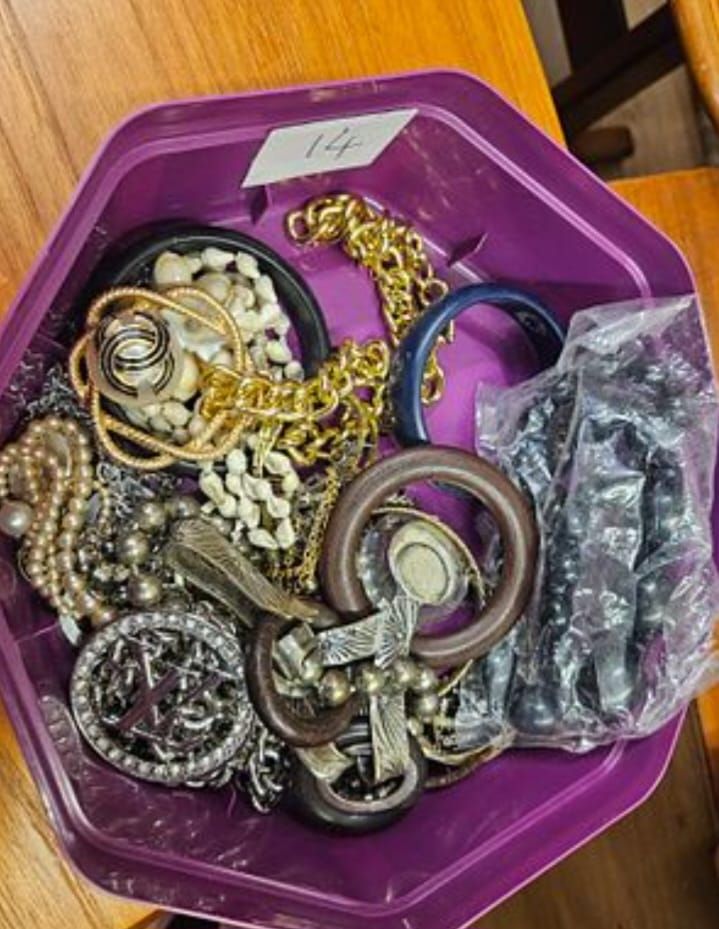 Lot 218 – An Assortment of Vintage and Contemporary Costume Jewellery