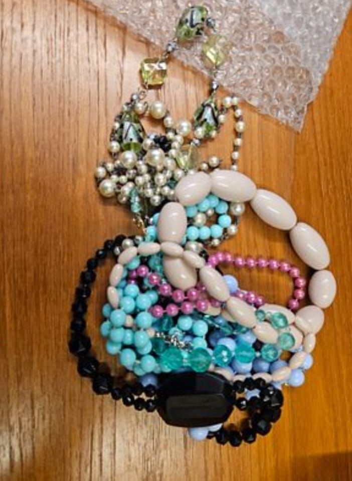 Lot 219 – An Assortment of Vintage Costume Jewellery Necklaces and Beaded Components