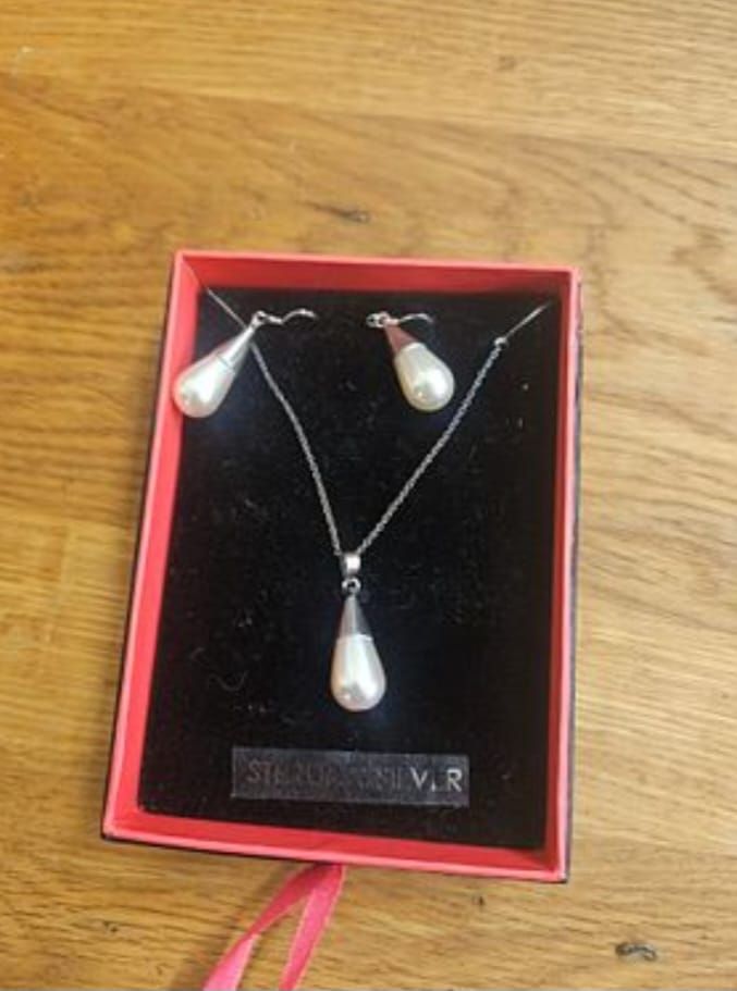 Lot 227 – A Trio of Sterling Silver and Cultured Pearl Jewellery Items