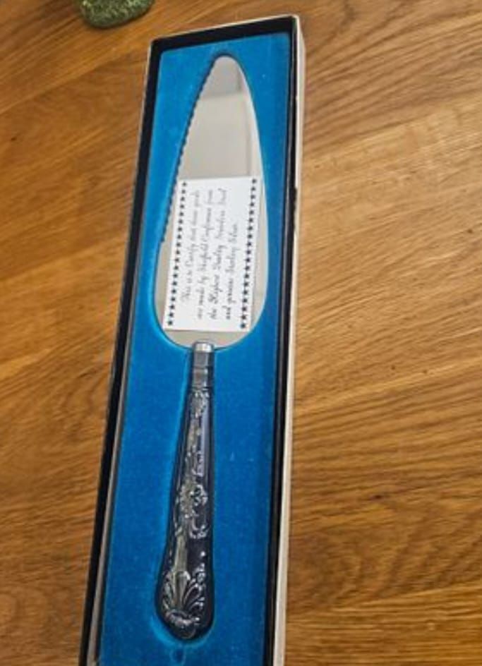 Lot 229 – A Sheffield Sterling Silver-Handled Cake Server in the Kings Pattern Style