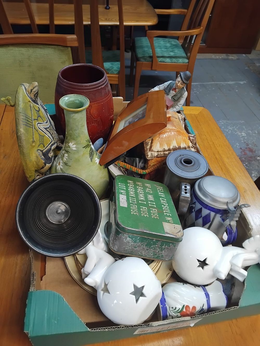 Lot 196 – A Collection of Ceramics, Militaria, and Decorative Ornaments